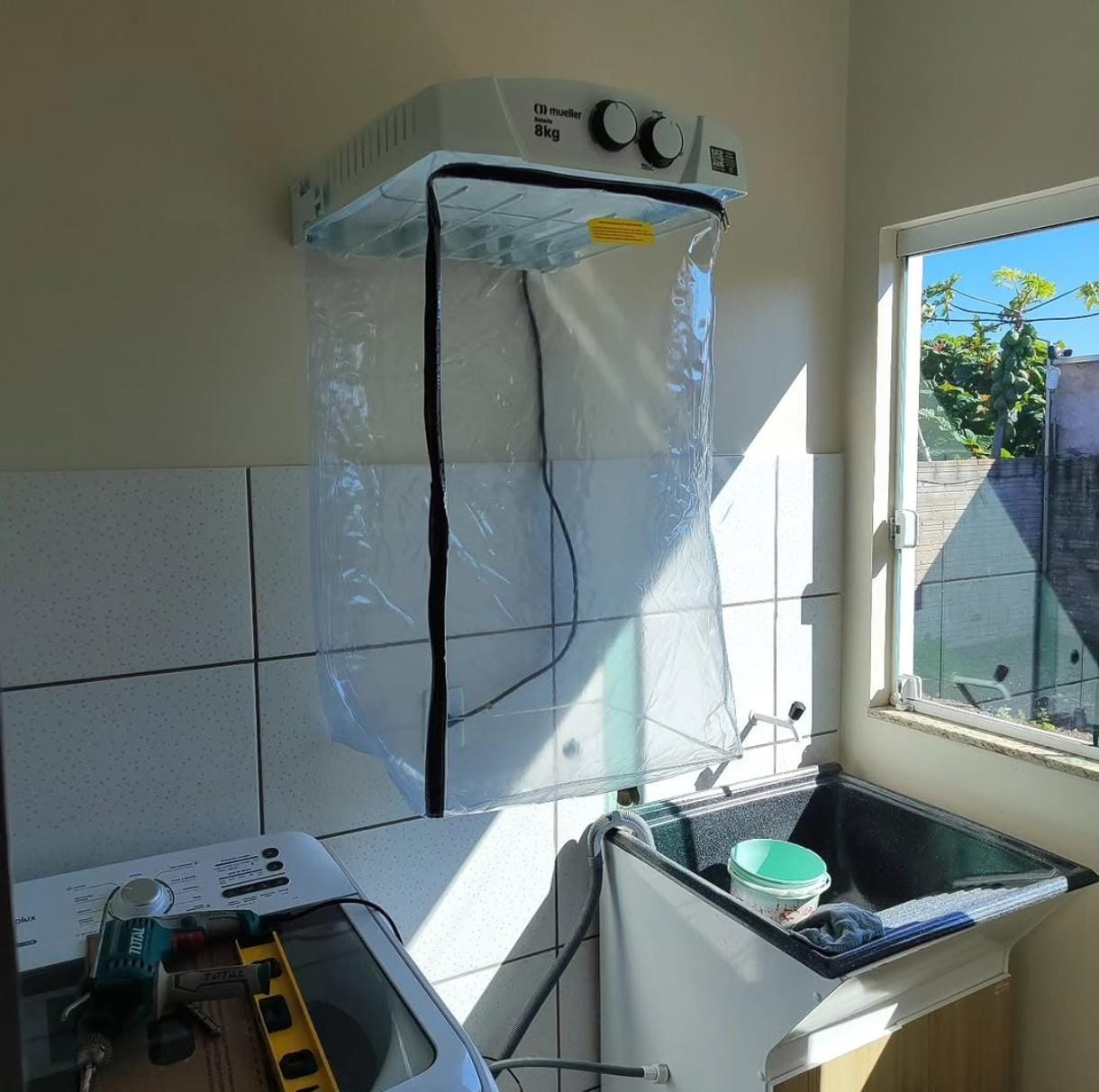Instalação de aquecedor de água sobre tanque de lavanderia