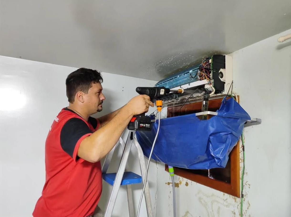 Lucas, do Marido de Aluguel Medianeira, instalando um ar-condicionado